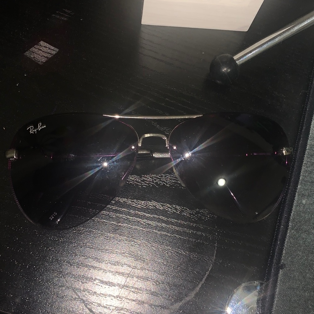 I am selling this glasses they are like new